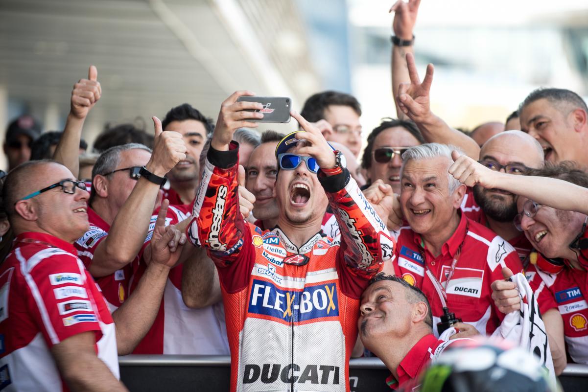 Lorenzo celebra su podio