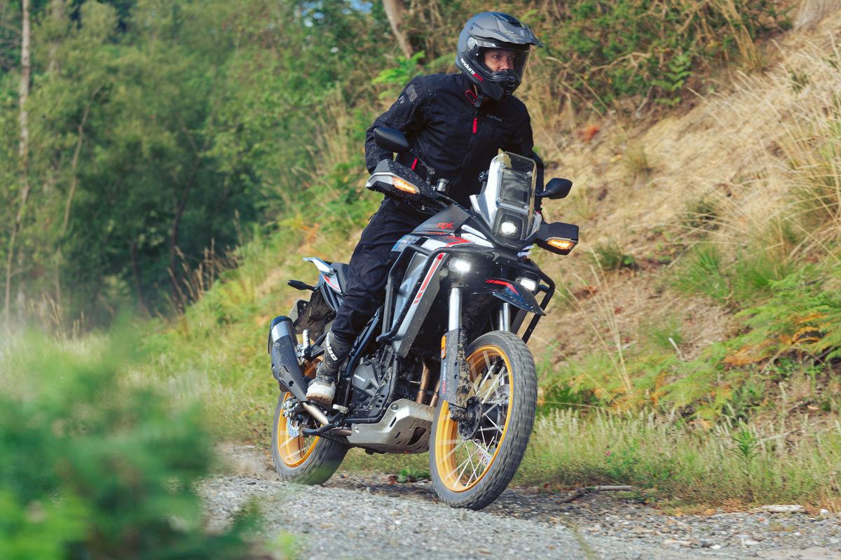Prueba QJMotor SRT 450RX: trail A2 muy equipada por 5299 euros