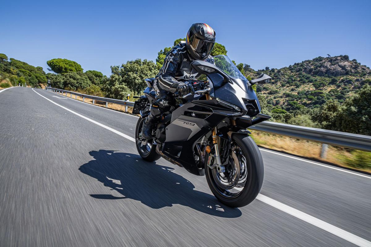 Probamos la Yamaha R9 2026: La nueva referencia como deportiva popular