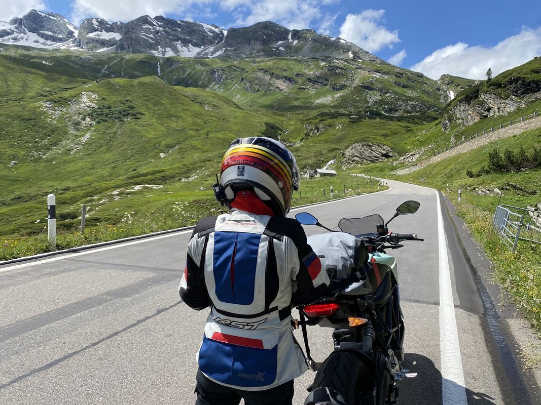 Recorriendo Suiza encima de una Zero SR/F