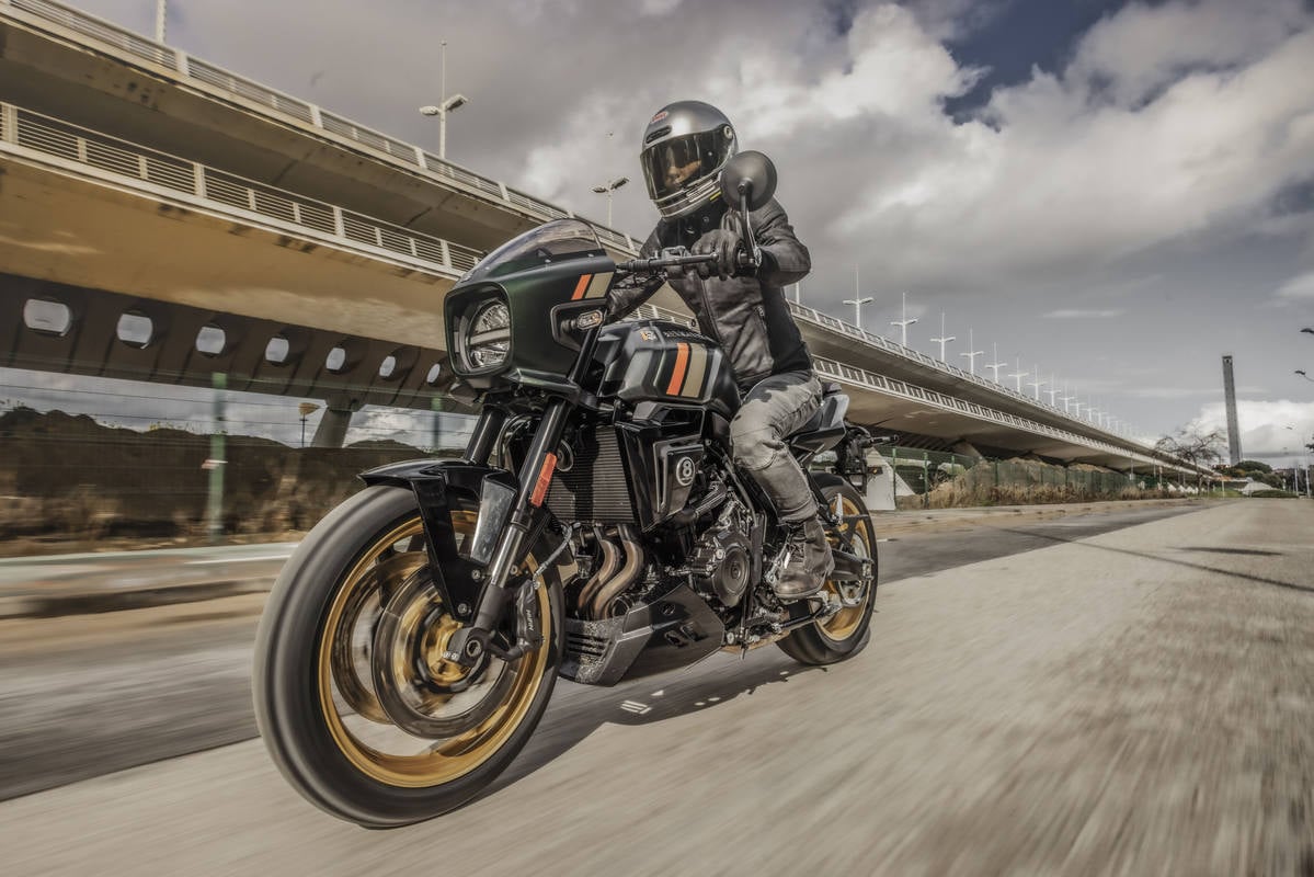 ¡Sorpresa! Suzuki lanza una versión naked retro: GSX-8TT
