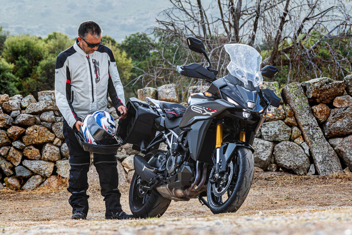Prueba Suzuki GSX-S 1000 GX: ¿trail? No, una Sport muy rutera