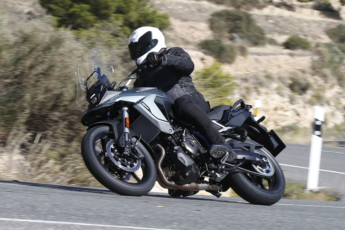 Prueba Suzuki V-Strom 800 TECH: más deportiva y más barata