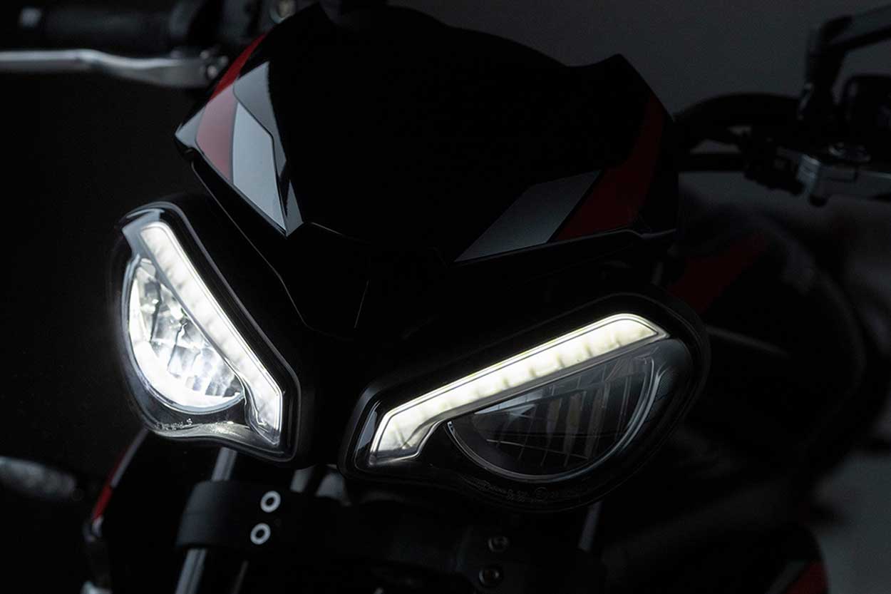 La doble óptica delantera de la Triumph Street Triple R es una de sus señas de identidad