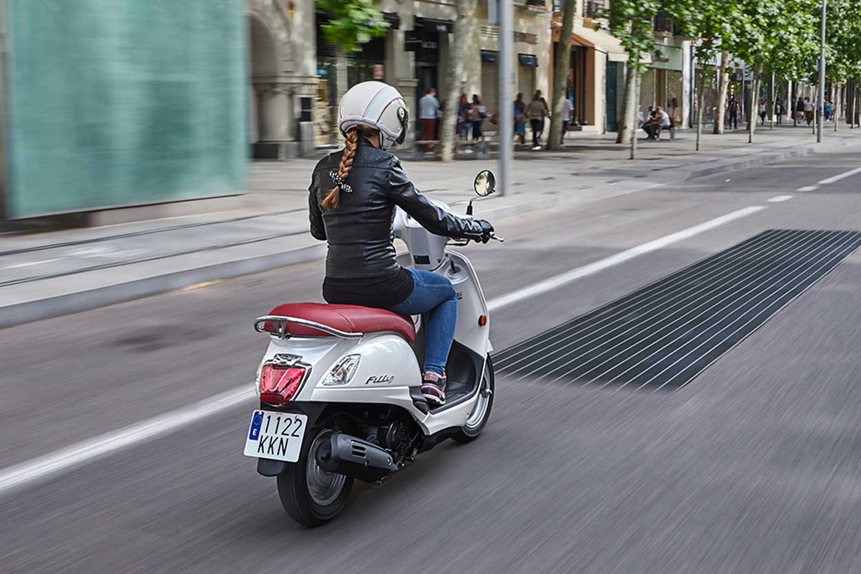 Vas a una moto o scooter? El COVID-19 incrementa la venta a mujeres | Moto1Pro