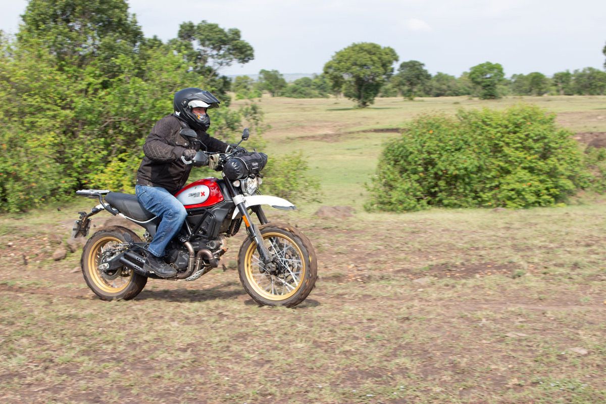 El Masai Mara en una Ducati Scrambler