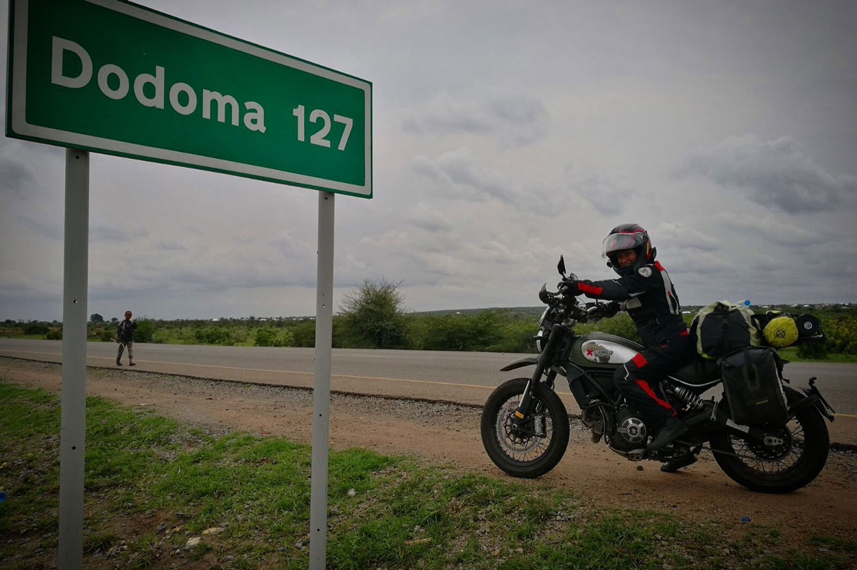 A 127 kilómetros en moto de Dodoma, en Tanzania