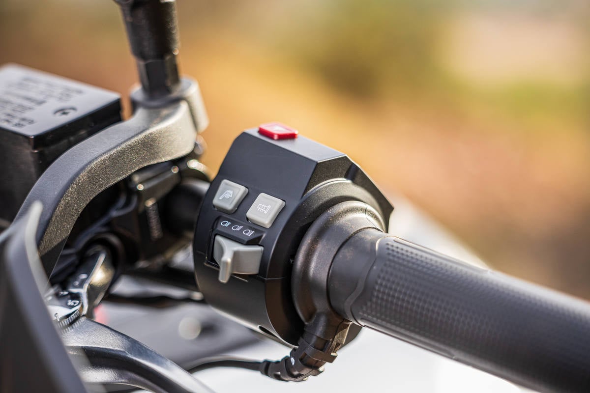 Prueba Voge DS800 Rally: la trail más campera y barata para salir del asfalto