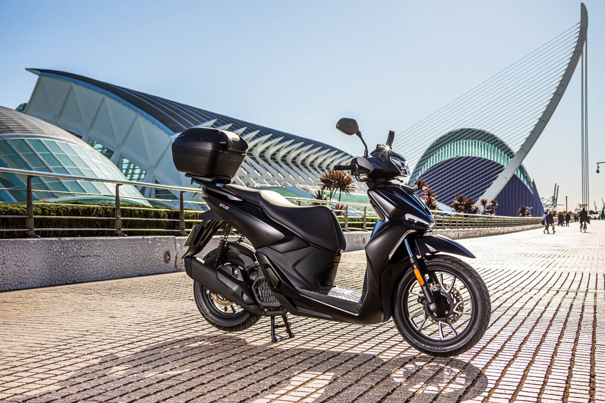 Voge SR16: las claves del scooter de rueda alta sin carnet