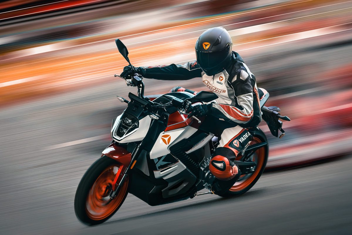 Yadea Kemper: 54 CV, 160 km/h, carga en 10 minutos ¡así sí!