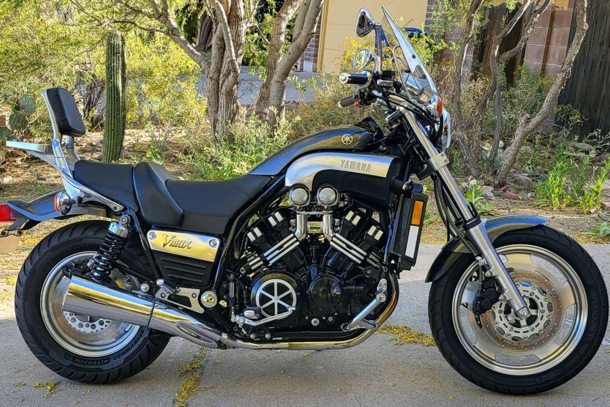 Moto de ensue o tremenda Yamaha V Max 1200 en rodaje Moto1Pro