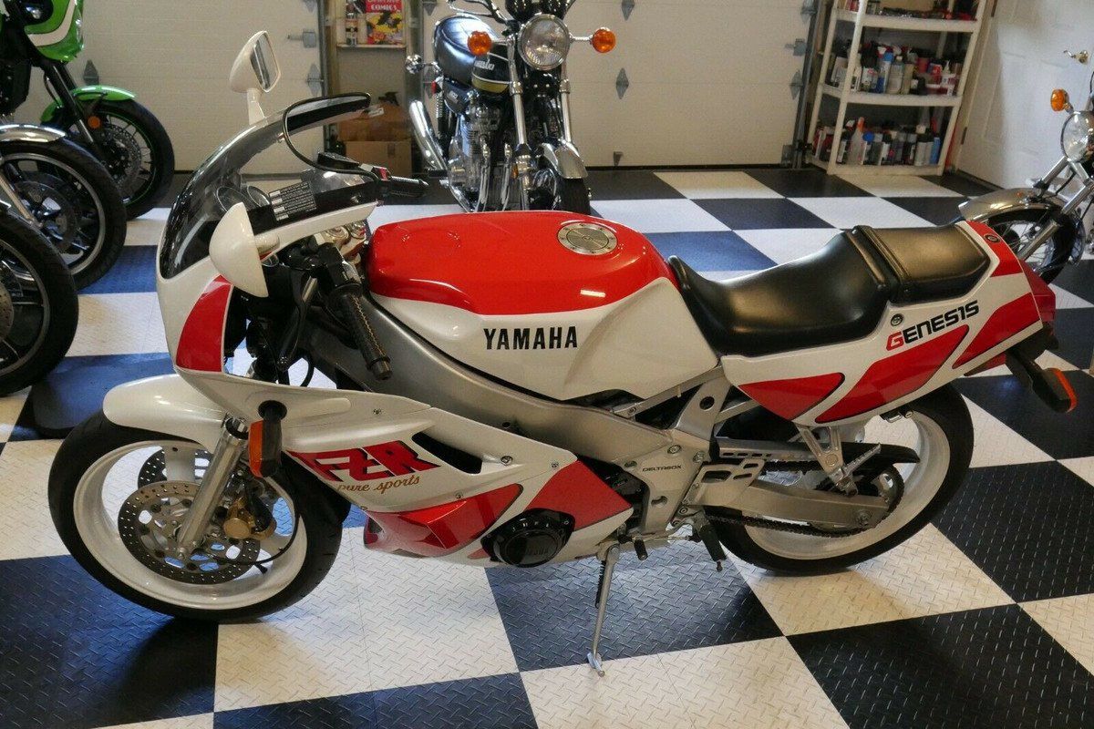 La moto de tus sueños: una Yamaha FZR 400 de 1989 como nueva