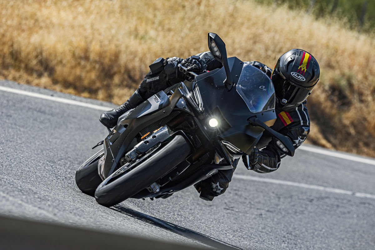 Probamos la Yamaha R9 2026: La nueva referencia como deportiva popular