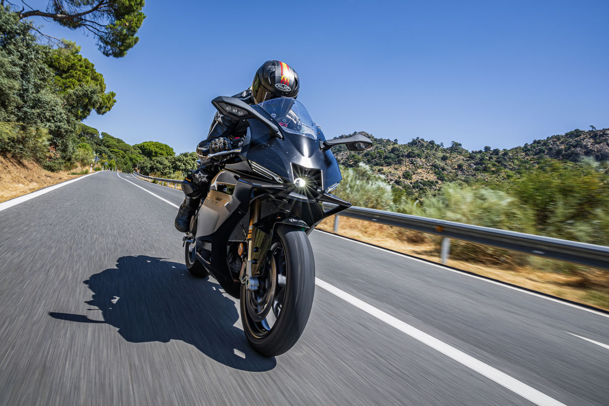 Probamos la Yamaha R9 2026: La nueva referencia como deportiva popular