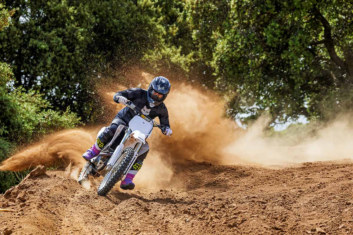 Yamaha YZ450F 2026 vs YZ400F 1998: casi 30 años separadas por la tecnología